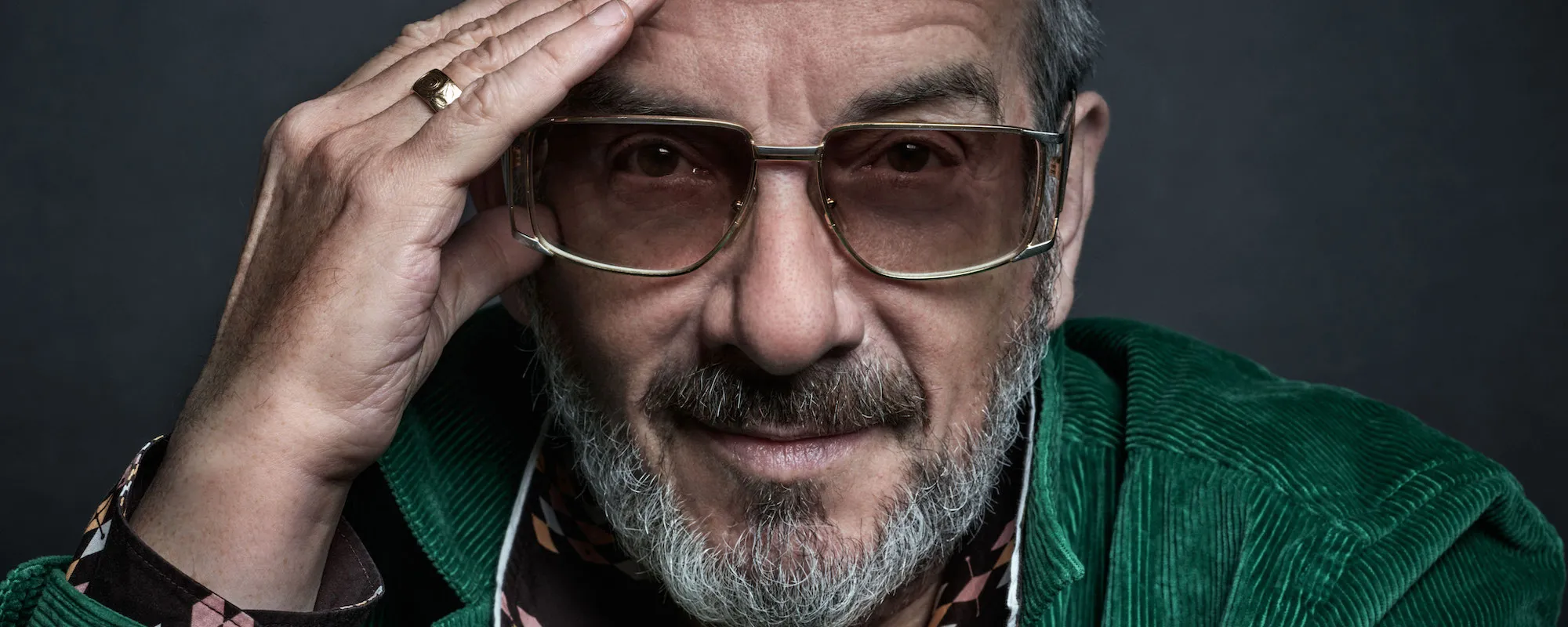 إلفيس كوستيلو يحتفل بعيد ميلاده الـ71: مسيرة فنية حافلة وإرث موسيقي خالد