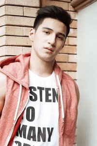 الممثل Albie Casiño