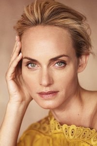 الممثل Amber Valletta