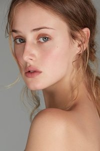 الممثل Anna Van Patten