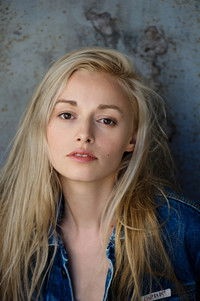 الممثل Anne-Marie Waldeck