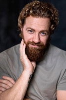 الممثل Anto Sharp