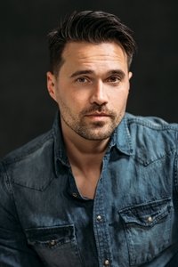 الممثل Brett Dalton