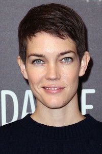 الممثل Celia Rowlson-Hall