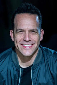 الممثل Chris Bartlett