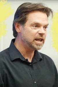 المخرج Colin Brady