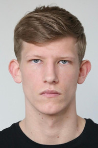 الممثل Connor Newall