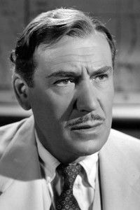 الممثل Dennis Hoey