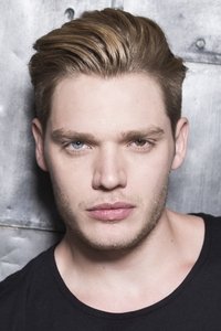 الممثل Dominic Sherwood