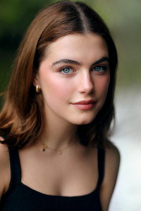 الممثل Ella Bright