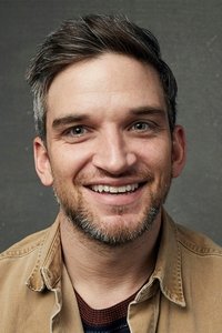 الممثل Evan Jonigkeit