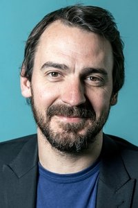 الممثل Ewen Leslie