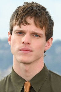 الممثل Finn Bennett