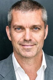 الممثل Gil Darnell