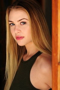 الممثل Hayley Erin