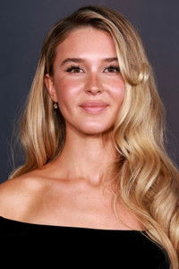 الممثل Isabel May