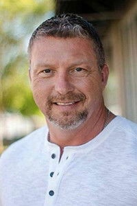 الممثل James Stokes