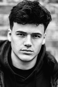 الممثل Jamie Flatters