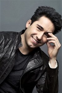 الممثل John Lloyd Young