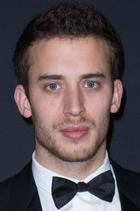 الممثل Jonas Bloquet