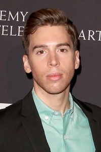 الممثل Jordan Gavaris