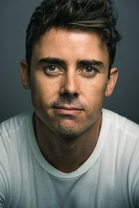 الممثل Julian Curtis