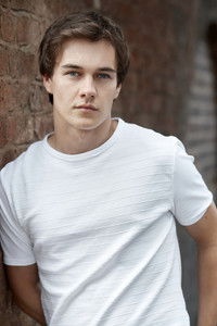 الممثل Karl Hughes