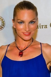 الممثل Kat Hawkes