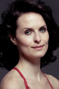 الممثل Leanne Best