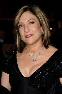المخرج Leslie Lenka Glatter
