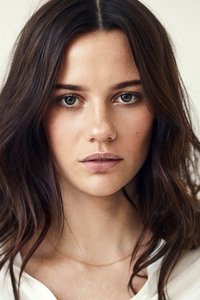 الممثل Lily Sullivan