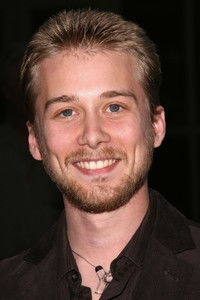 الممثل Lou Taylor Pucci