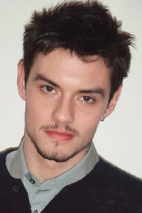 الممثل Louis Partridge