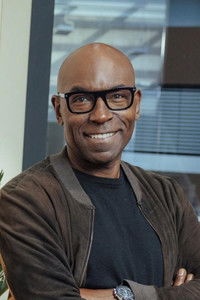 الممثل Lucien Jean-Baptiste