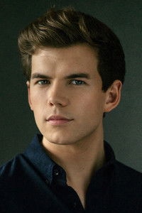 الممثل Luke Newton