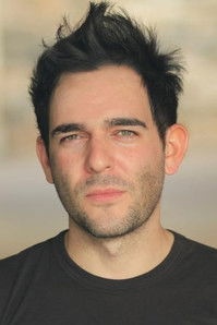 الممثل Matthew-Lee Erlbach