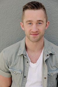 الممثل Matthew Dennis Lewis