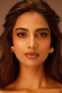 الممثل Meenaakshi Chaudhary