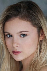 الممثل Mia Jenkins