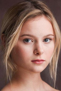 الممثل Mia Jenkins