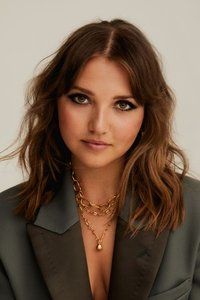 الممثل Mia McKenna-Bruce