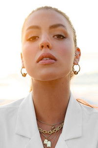 الممثل Mia Rouba M.Kiss