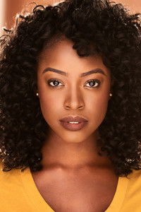 الممثل Moni Ogunsuyi