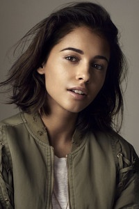 الممثل Naomi Scott