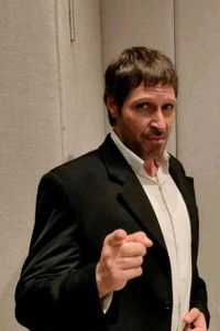 الممثل Niko Tucci