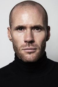 الممثل Oliver Trevena