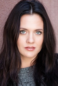 الممثل Olivia May