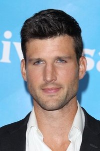 الممثل Parker Young