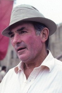 المخرج Peter R. Hunt