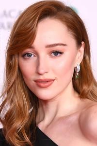 الممثل Phoebe Dynevor